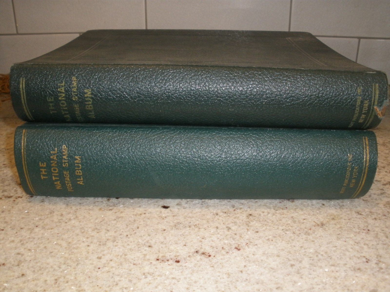 LOT OF 2 SCOTT S NATIONAL POSTAGE STAMP ALBUMS (WITH 550+ STAMPS)