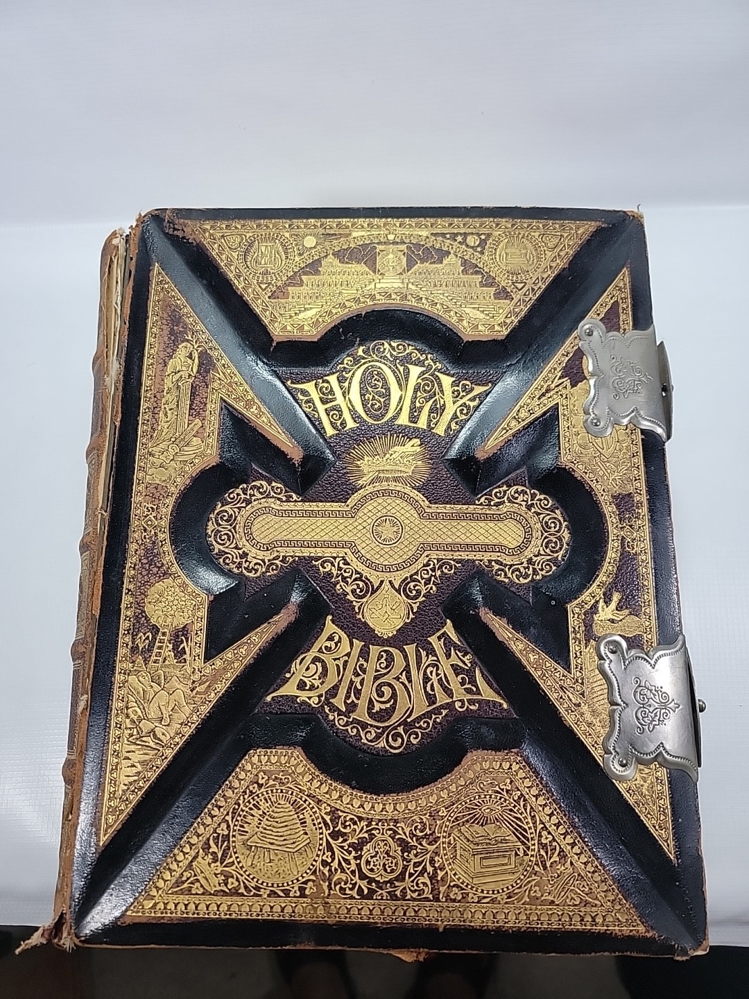 1920’s Pronouncing Parallel Red Letter Bible Leather Bound w/ Clasps (SEE PICS)