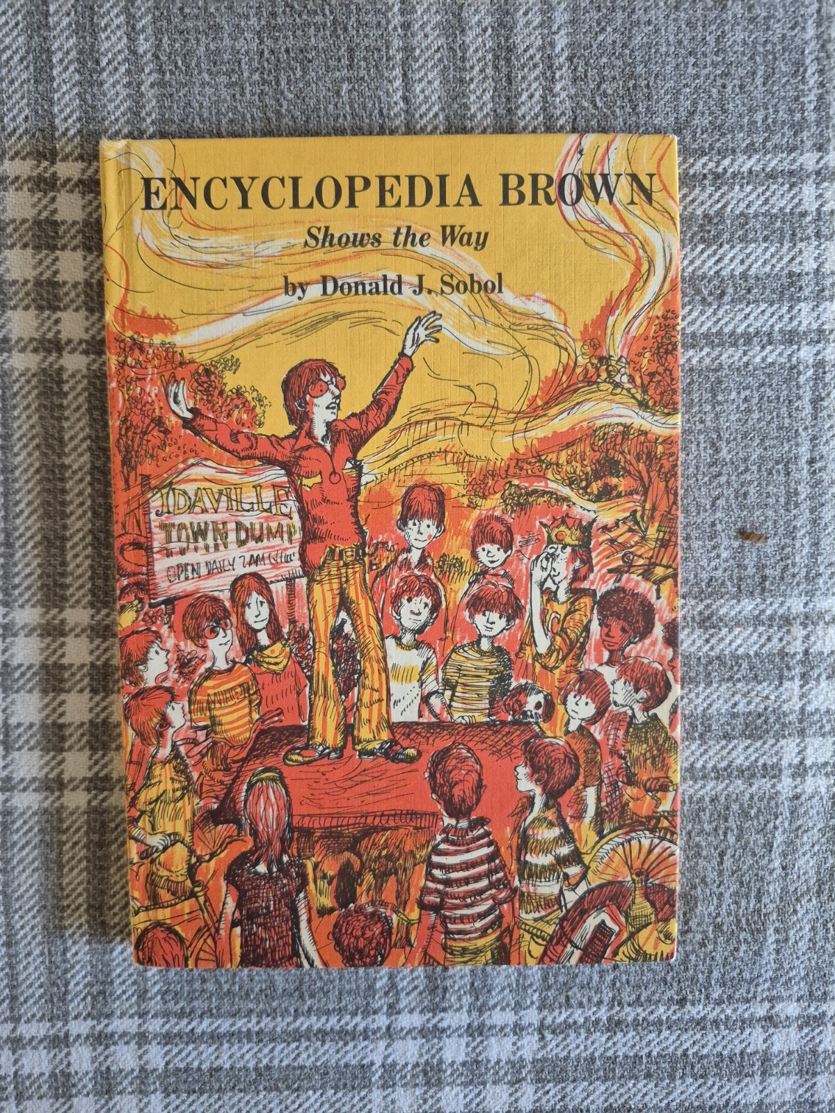 ENCYCLOPEDIA BROWN SHOWS THE WAY by Donald J. Sobol 1972 Weekly Reader