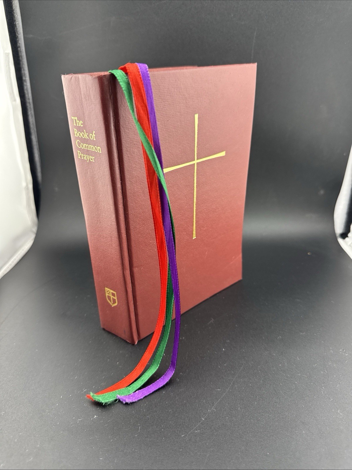 THE BOOK OF COMMON PRAYER by The Episcopal Church – 1977 – Protestant