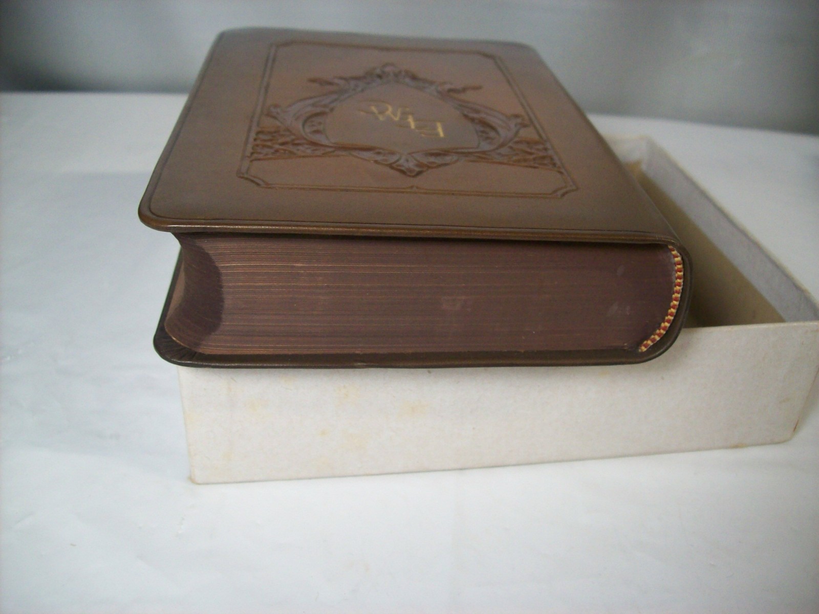 1925 THE NEW UNIVERSAL DICTIONARY JOHN C. WINSTON COMPANY LEATHER BOUND