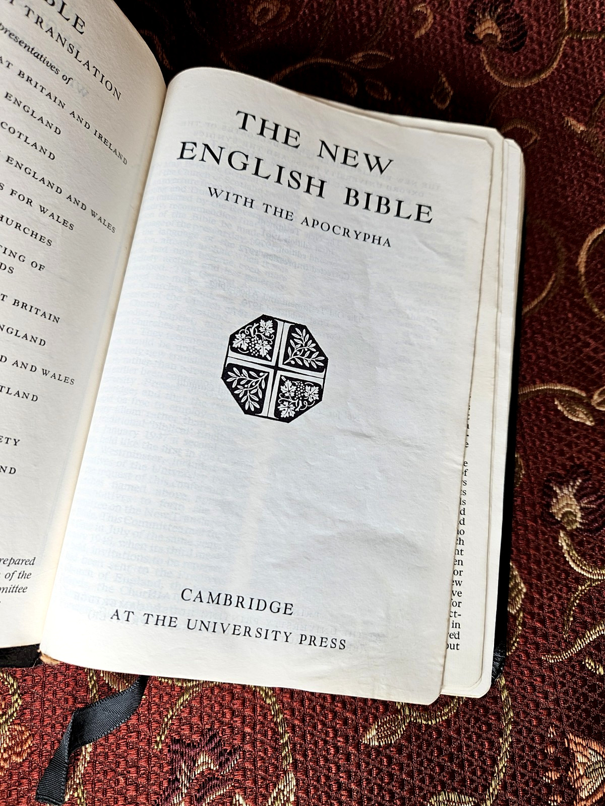 CAMBRIDGE – New English Bible, Aprocrypha, Compact Black Leather, 1972 UK, 58X
