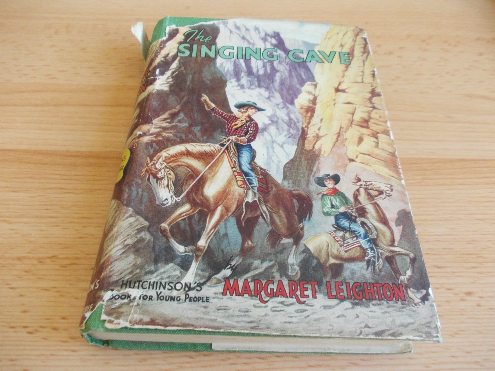 -The Singing Cave , Margaret Leighton (Girls‘ Adventure Series)