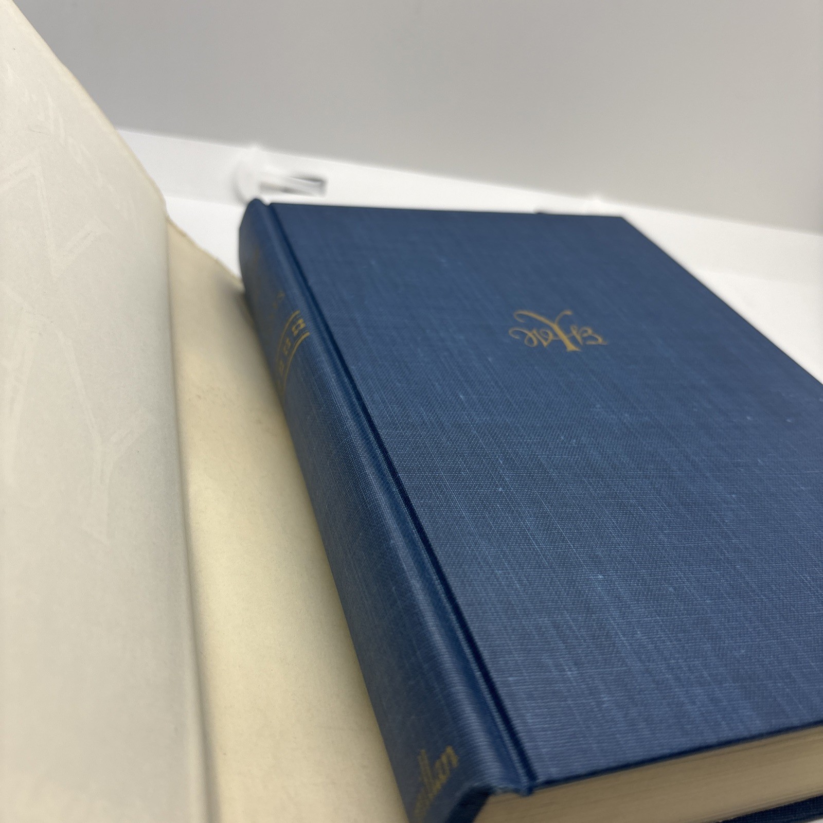 W. B. Yeats THE COLLECTED POEMS OF W. B. YEATS Definitive Edition 14th Printing