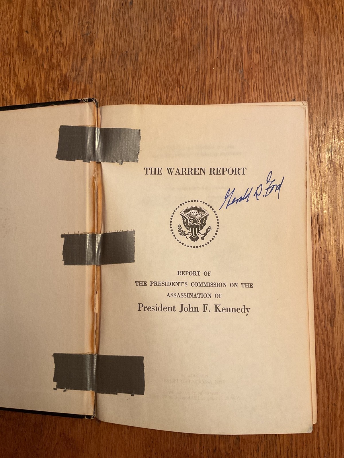 Gerald R FORD / Warren Commission Report SIGNED BY PRESIDENT GERALD FORD
