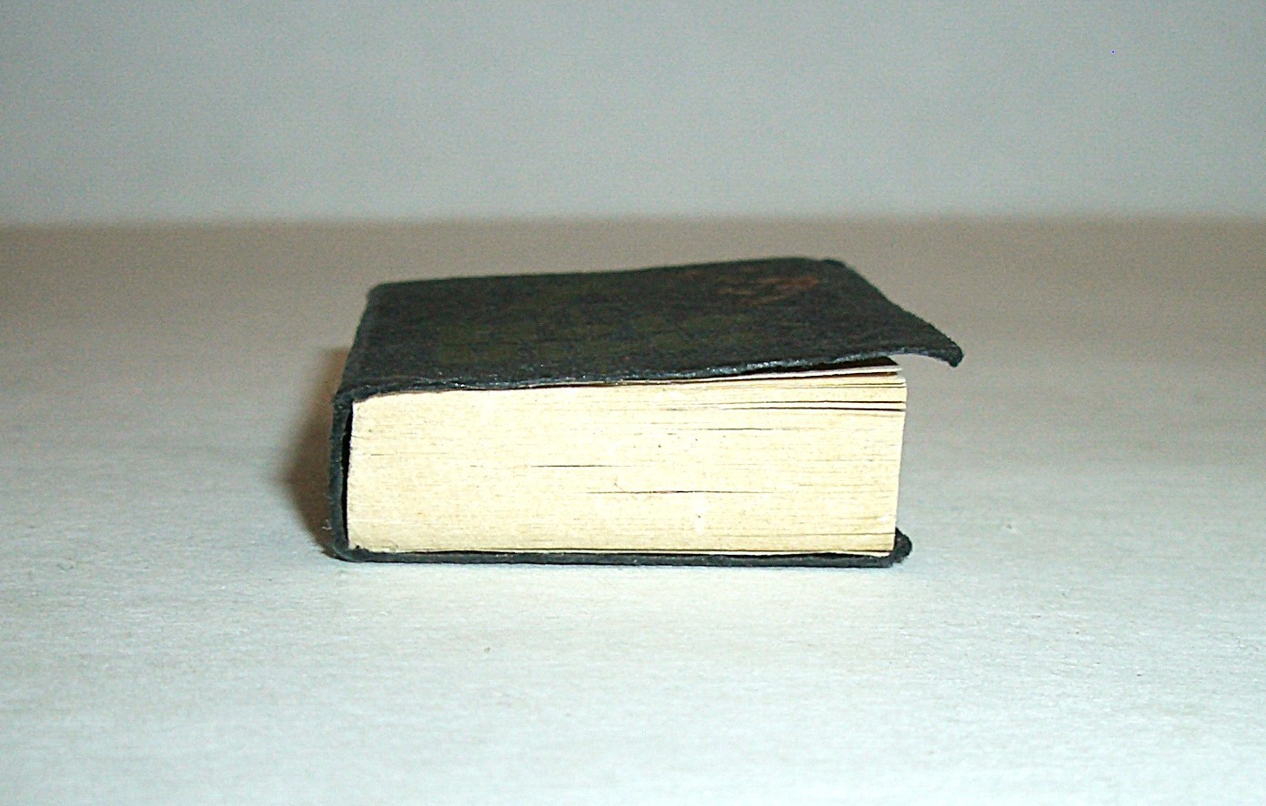 Ant/Vtg Miniature Holy Bible In English New Testament 224 Pages 1.25 x 1.5 VGC