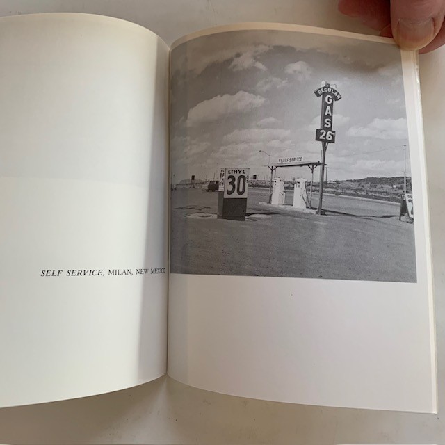 TWENTYSIX GASOLINE STATIONS – 3RD. PRINTING BY EDWARD RUSCHA – ‚AS‘ NEW COPY