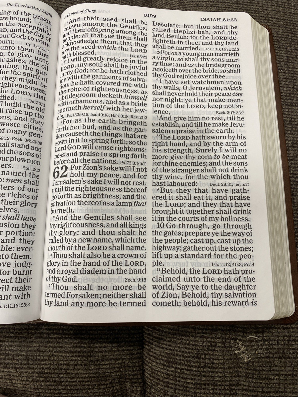 The Holy Bible: Old and New Testaments Holman Bibles 2019 Giant Print Soft Cover