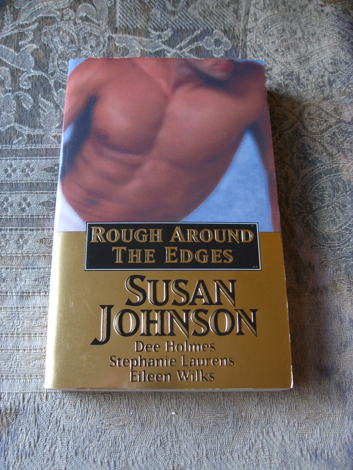 Susan Johnson, Dee Holmes, Stephanie Laurens. Rough Around the Edges – paperback