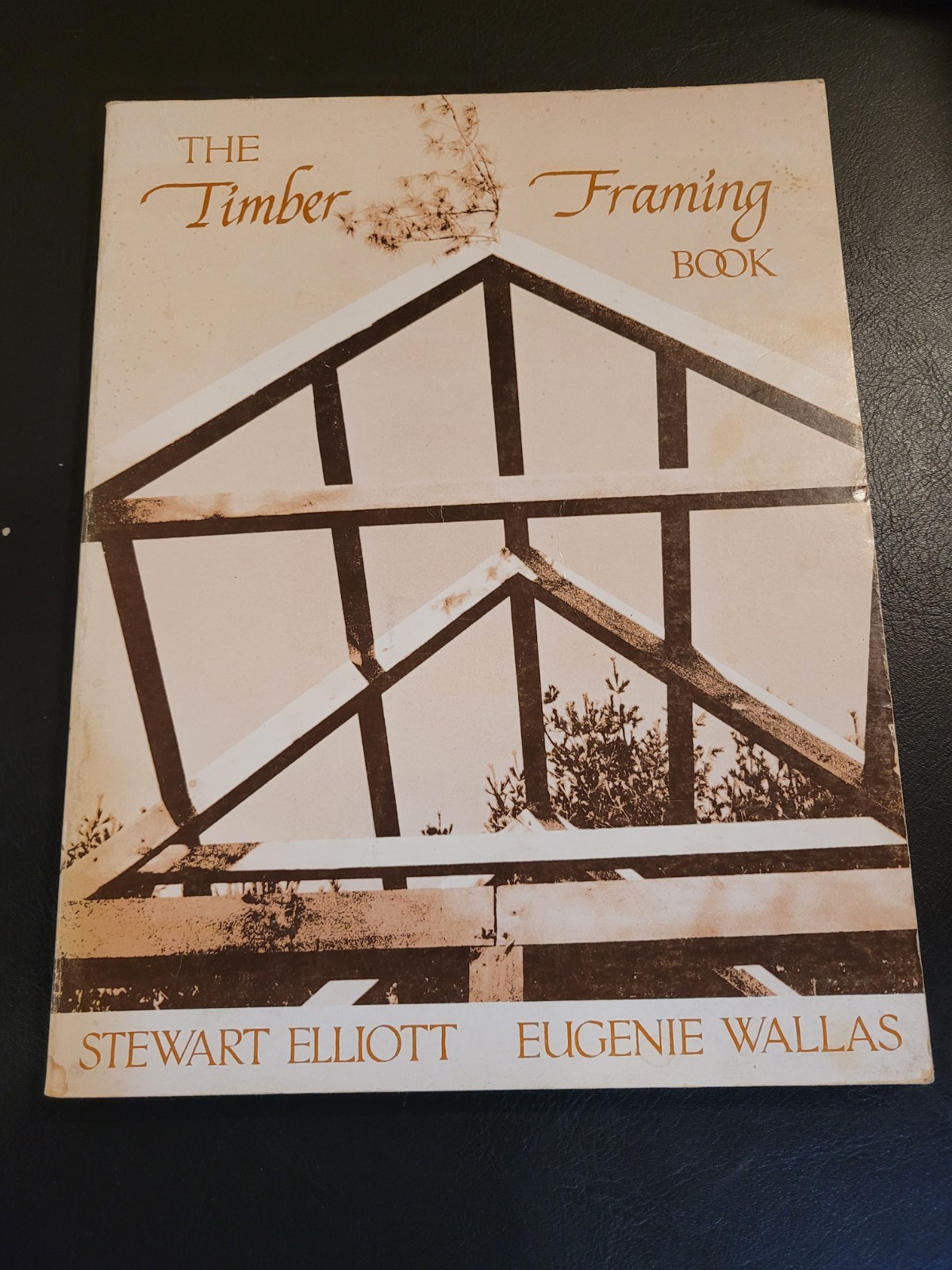 Vtg 1977 „The Timber Framing Book“ By Elliott And Wallace. Paperback.
