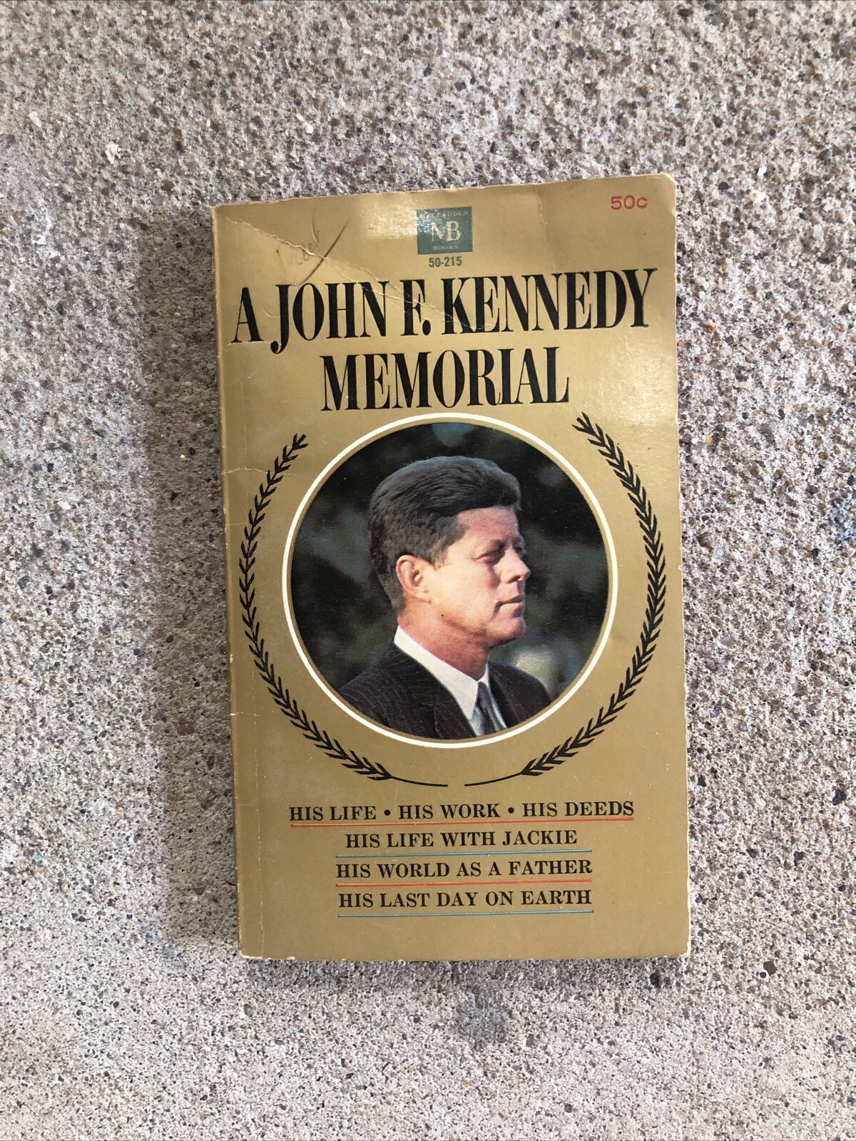 A John F. Kennedy Memorial by the Editors Macfadden-Bartell Corporation. (1964,