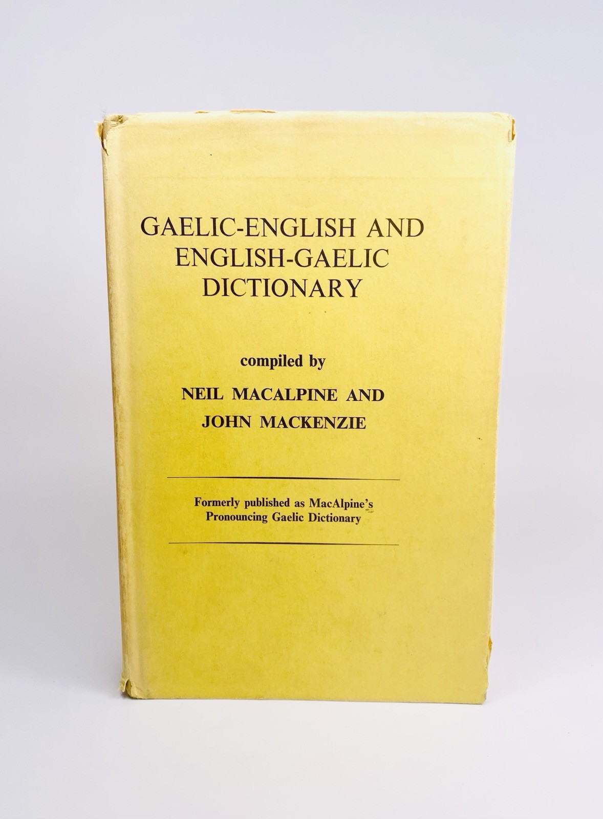 MacALPINE’s PRONOUNCING GAELIC DICTIONARY / GAELIC – ENGLISH, 1973, DJ in MYLAR
