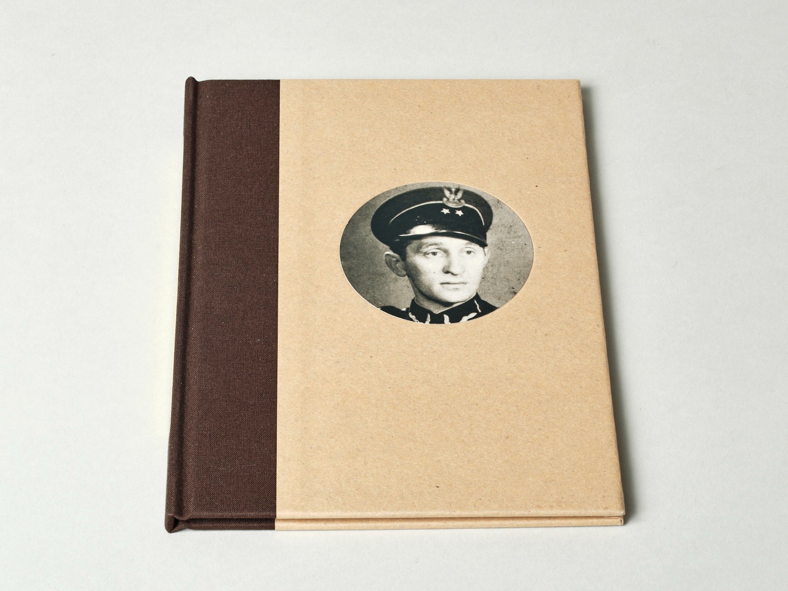 Leon Borensztein: „Tata“ Nazraeli Press One Picture Book Two #11 (1st Ed, 2019)
