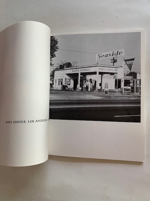 TWENTYSIX GASOLINE STATIONS – 3RD. PRINTING BY EDWARD RUSCHA – ‚AS‘ NEW COPY