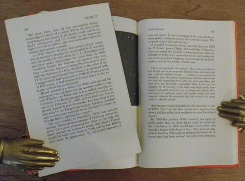 COMETS by Patrick Moore 1976 Revised Edition HBDJ