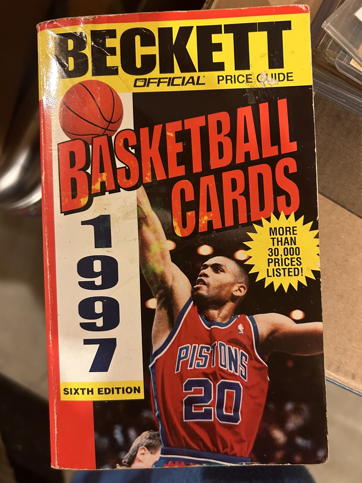 Official Price Guide to Basketball Cards, 6th ed., 1997 – Paperback – GOOD