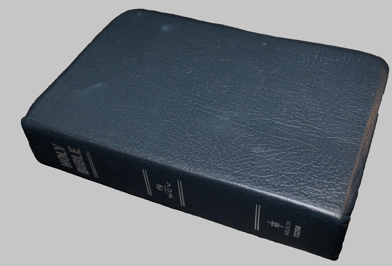 NCV Compact Bible Black Bonded Leather Nelson 7225B Red Letter VTG 2001 Sprayed