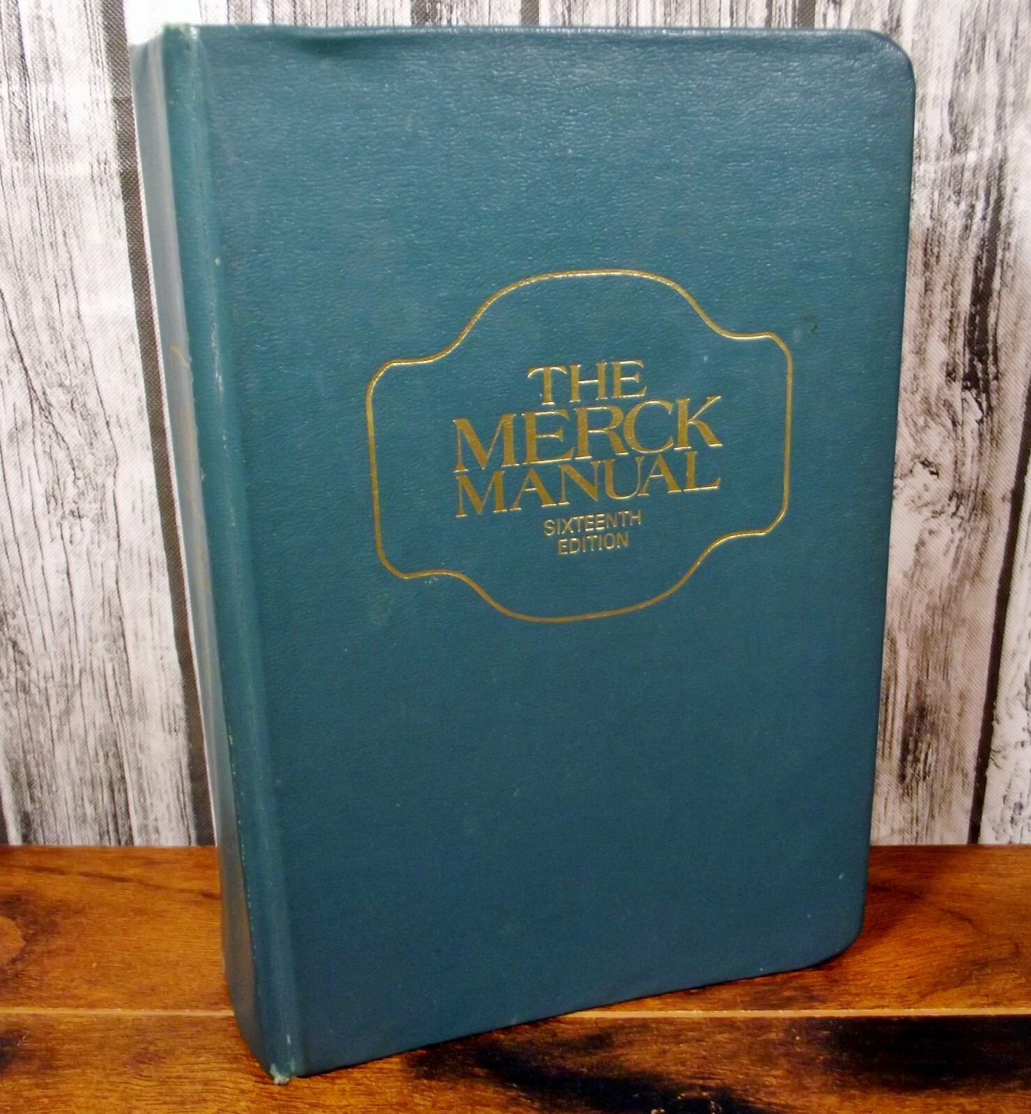 The Merck Manual of Diagnosis and Therapy Sixteenth Edition – Vintage 1992 Book