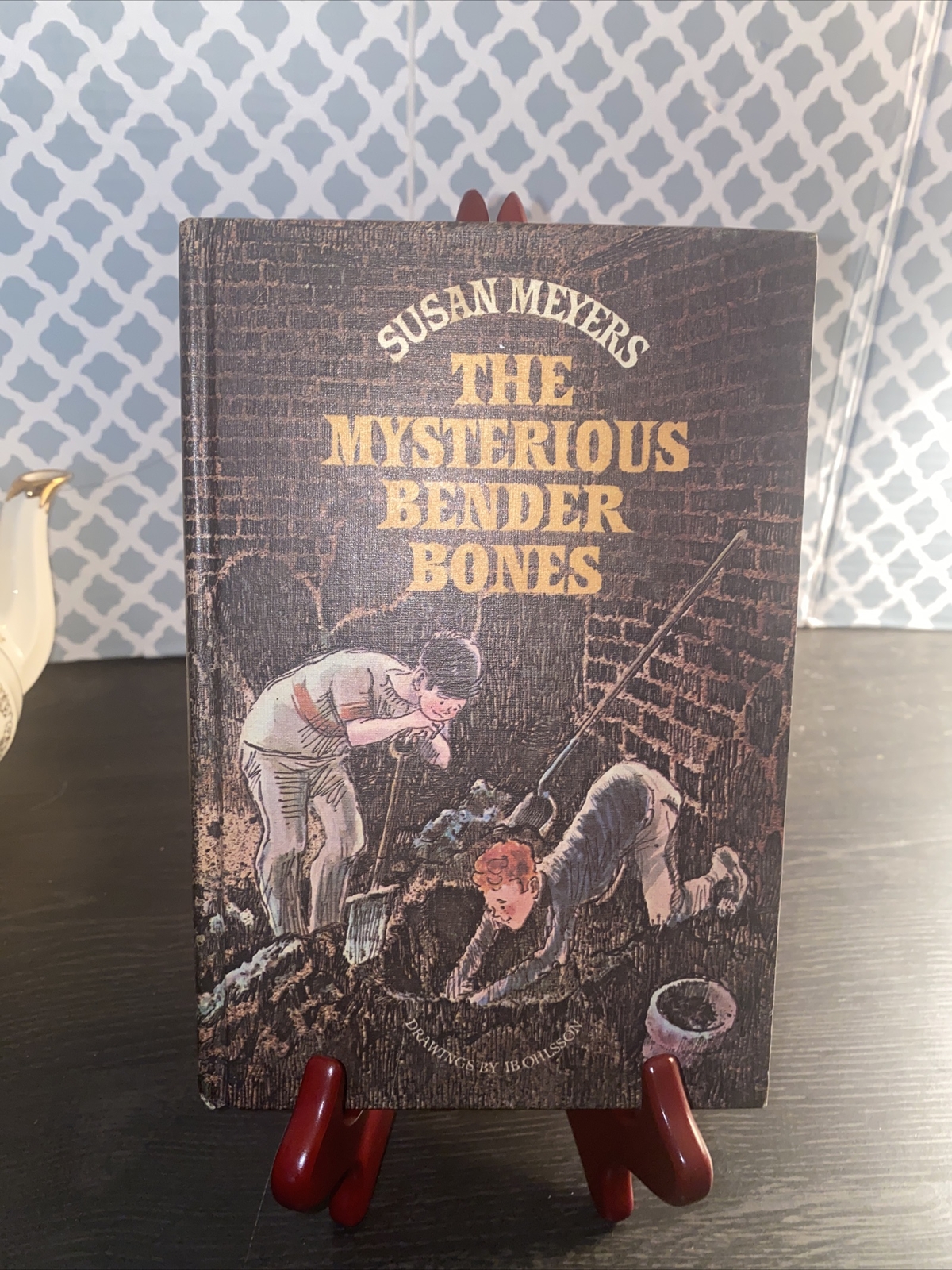 The Mysterious Bender Bones by Susan Meyers 1970 Vintage Weekly Reader Hardcover