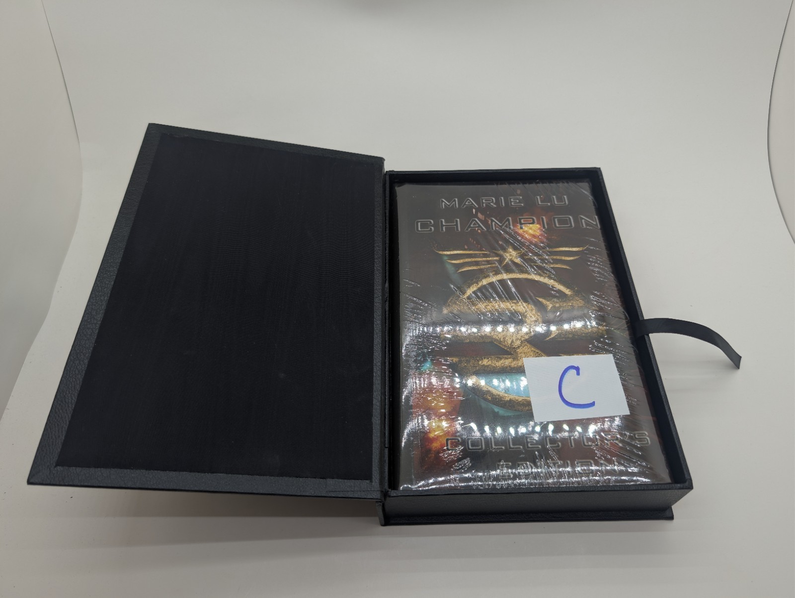 Marie Lu LEGEND PRODIGY CHAMPION Gauntlet Press Lettered Edition Signed Slipcase