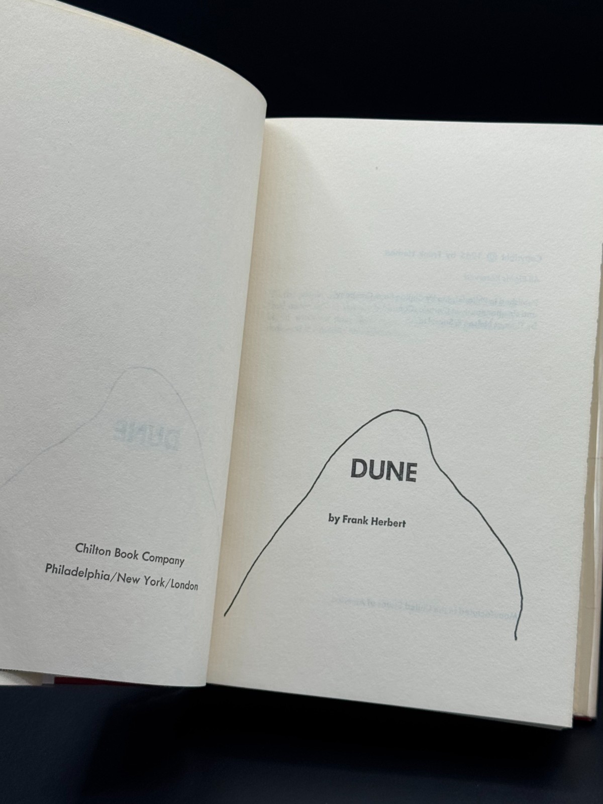 HERBERT, Frank. Dune. Chilton Book Company, 1965. BCE; Gutter Code, „S39“.