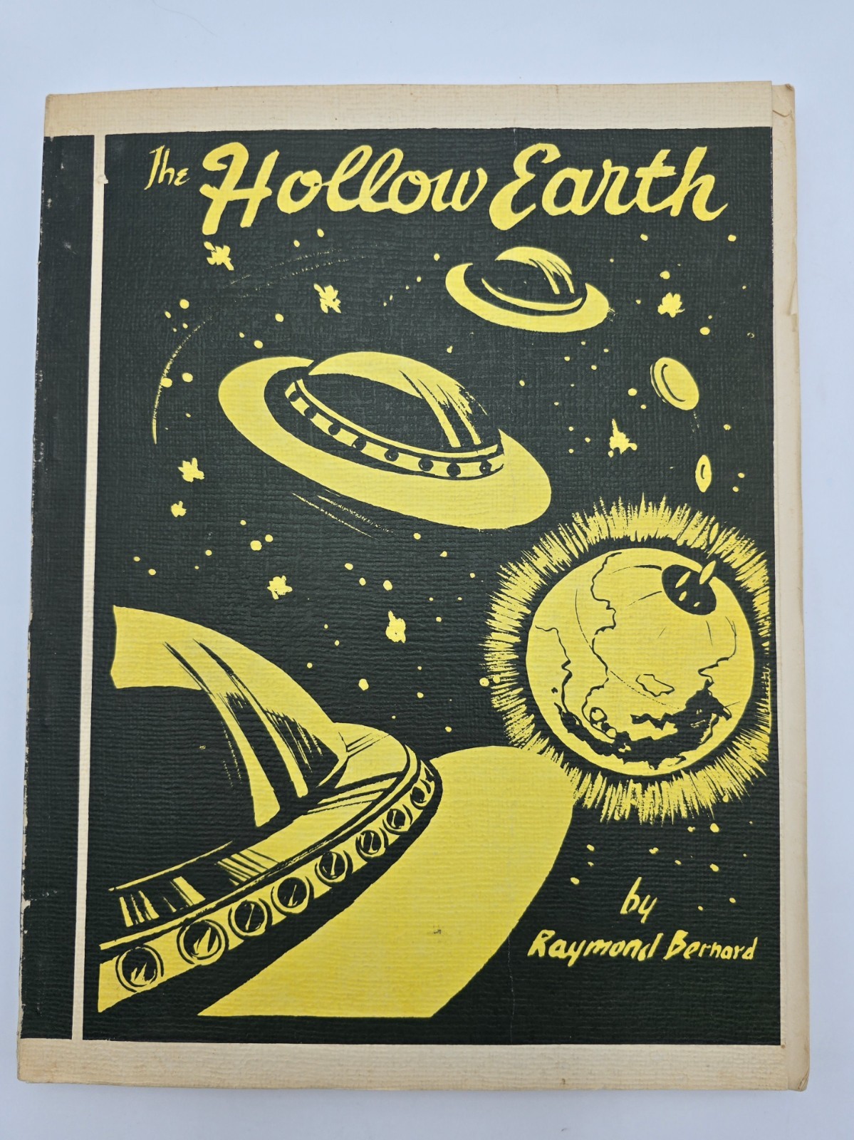 THE HOLLOW EARTH RAYMOND BERNARD 1964 SOFTCOVER UFO ALIENS