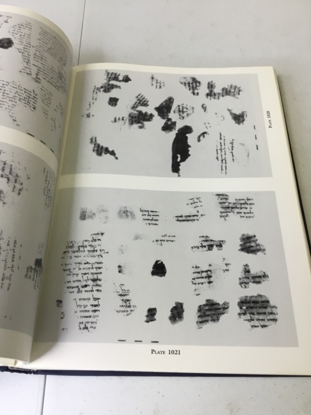 A Facsimile Edition of the Dead Sea Scrolls. 2 Vol Set.HC,X-Library,Illustrated