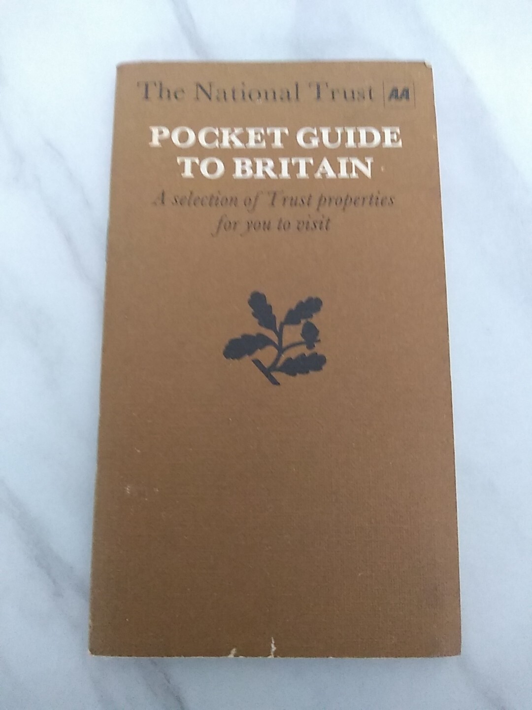 THE NATIONAL TRUST POCKET GUIDE TO BRITAIN 5 3/4″ x 3 3/8″ …1971