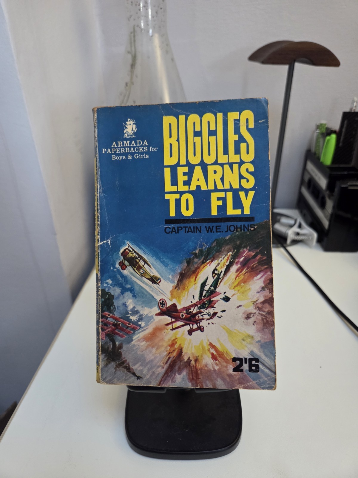 Biggles Learns to Fly Captain W.E. Johns 1963 Armada Paperback
