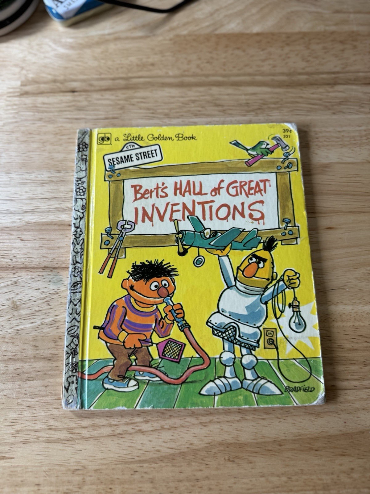 1978 BERT’S HALL OF GREAT INVENTIONS Little Golden Book #321 Sesame Street 59c
