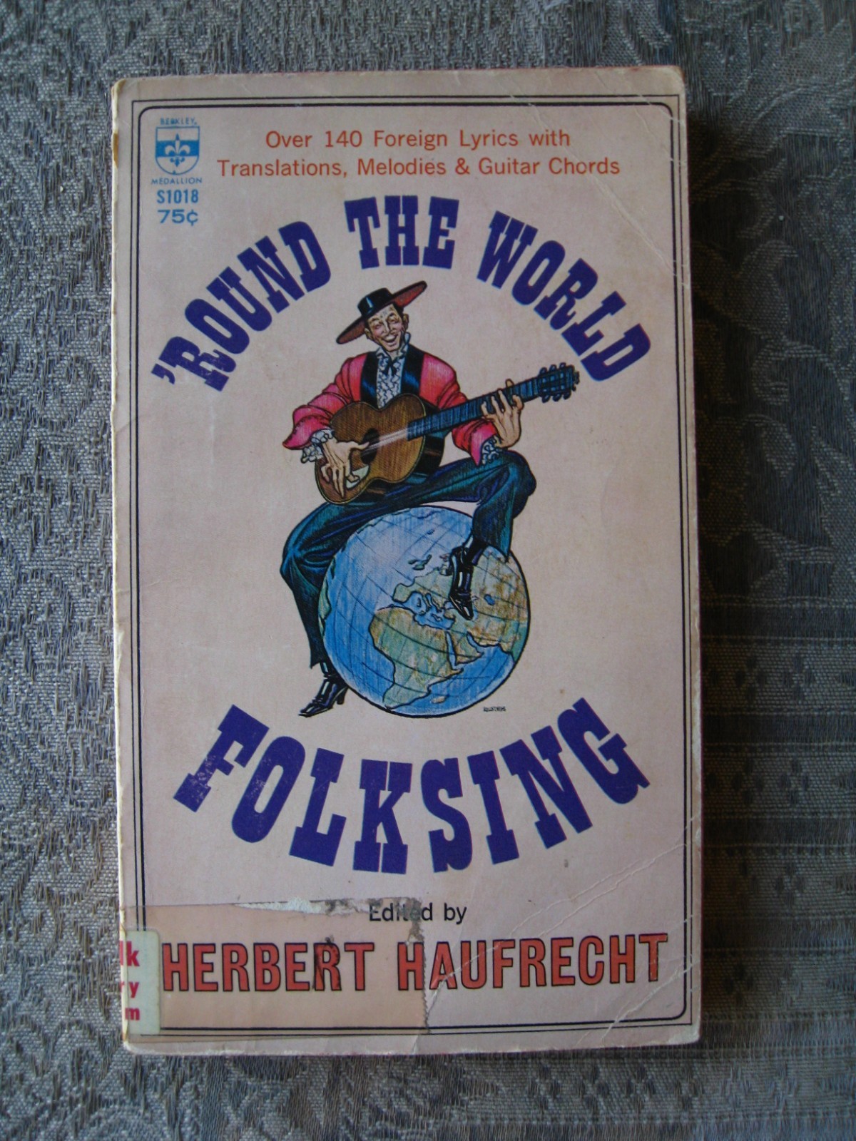 Herbert Haufrecht – Round the World Folksing. Over 140 Foreign Lyrics paperback
