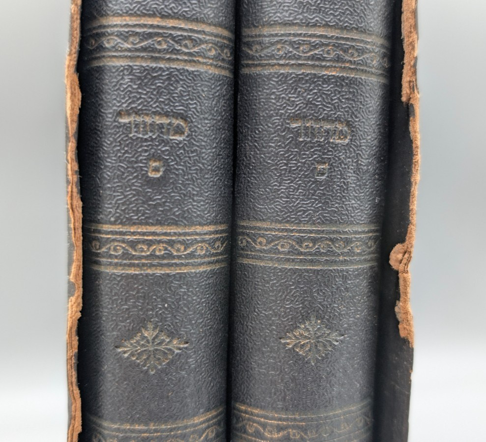 Hebrew Prayerbook, 2 volumes, Pub. Josef Schlesinger, Vienna, 1922