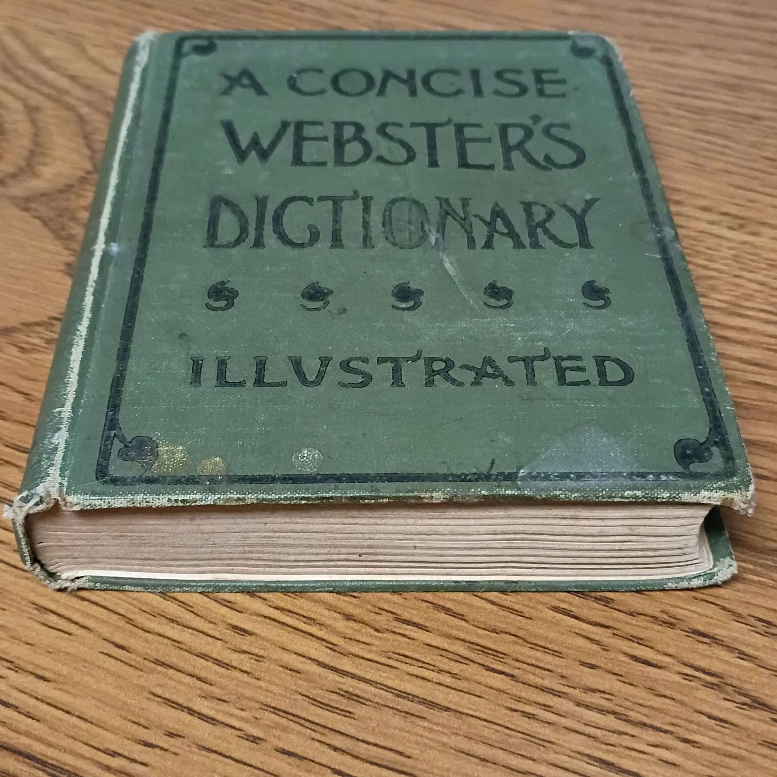 Antique Webster’s Concise Dictionary illustrated ( 1895) A.L. Burt Company