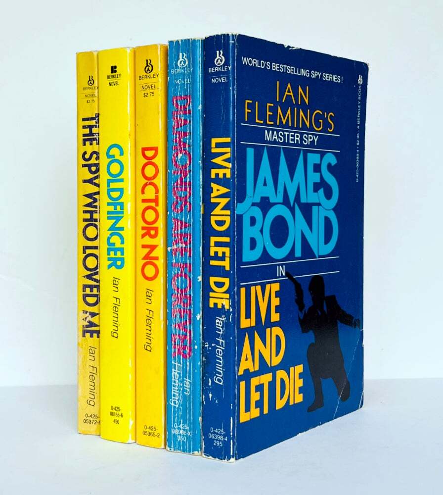 Ian Lancaster FLEMING / Group of Berkley series uniform James Bond paperbacks