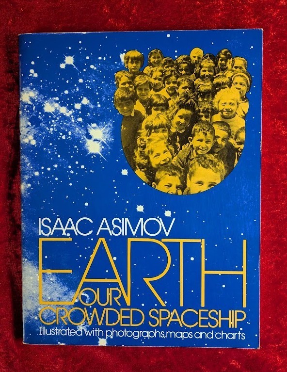 EARTH OUR CROWDED SPACESHIP by ISAAC ASIMOV – The John Day company – 1974 – P/b