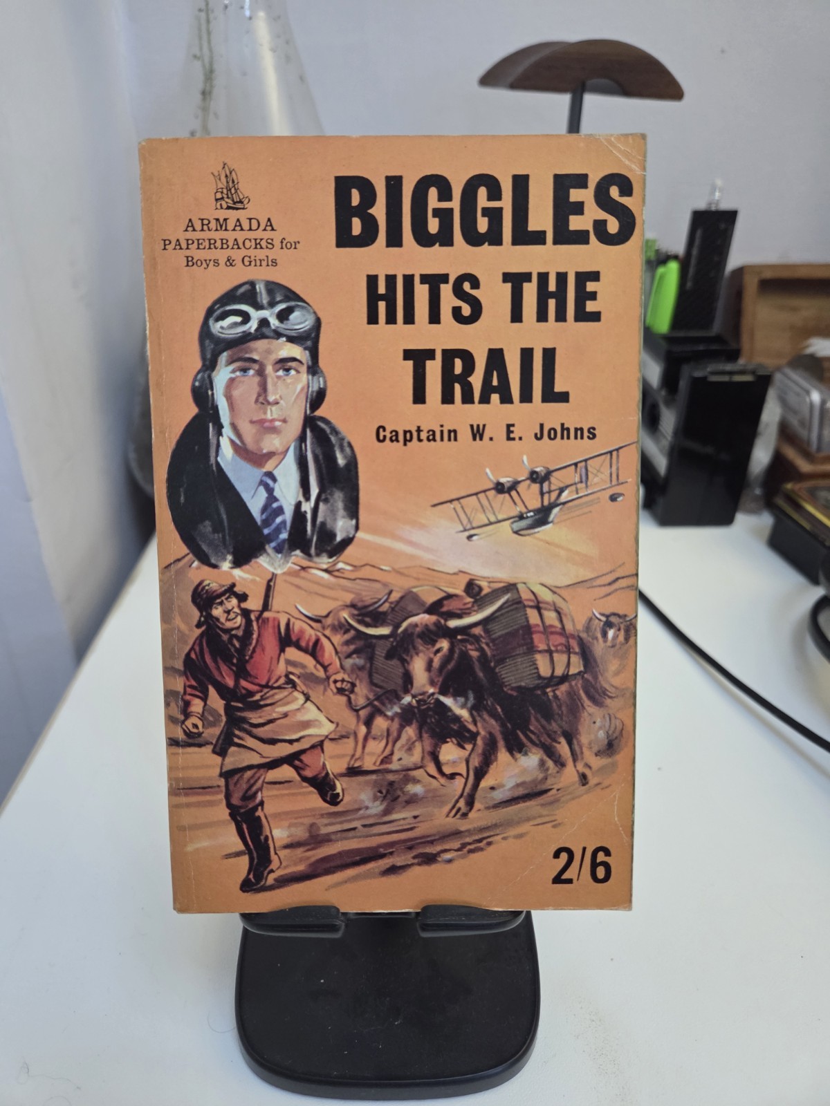 Biggles Hits The Trail Capt. W E Johns 1963 Armada Paperback