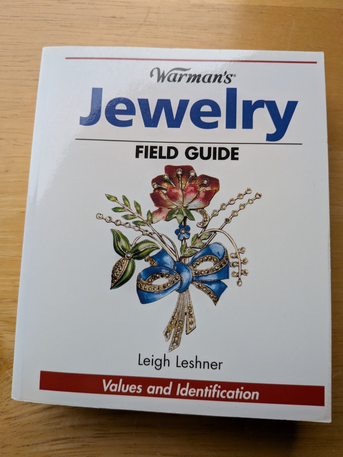 Warman’s Jewelry Field Guide: Values – Paperback, by Leshner Leigh – Very Good