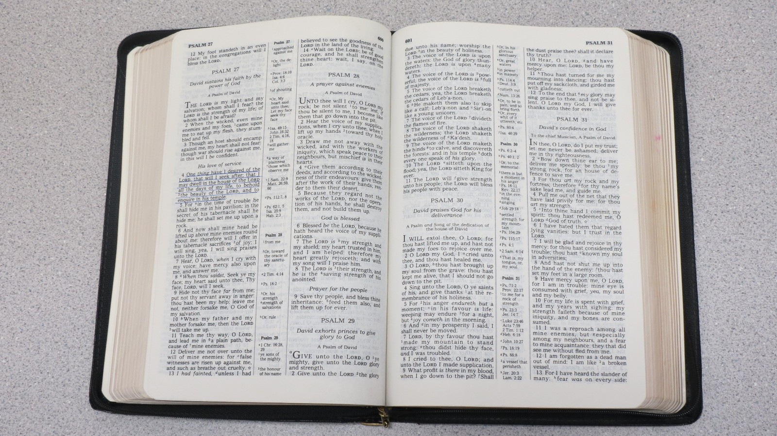 Crown Reference Bible KJV Broadman Holman – bonded black leather with zipper