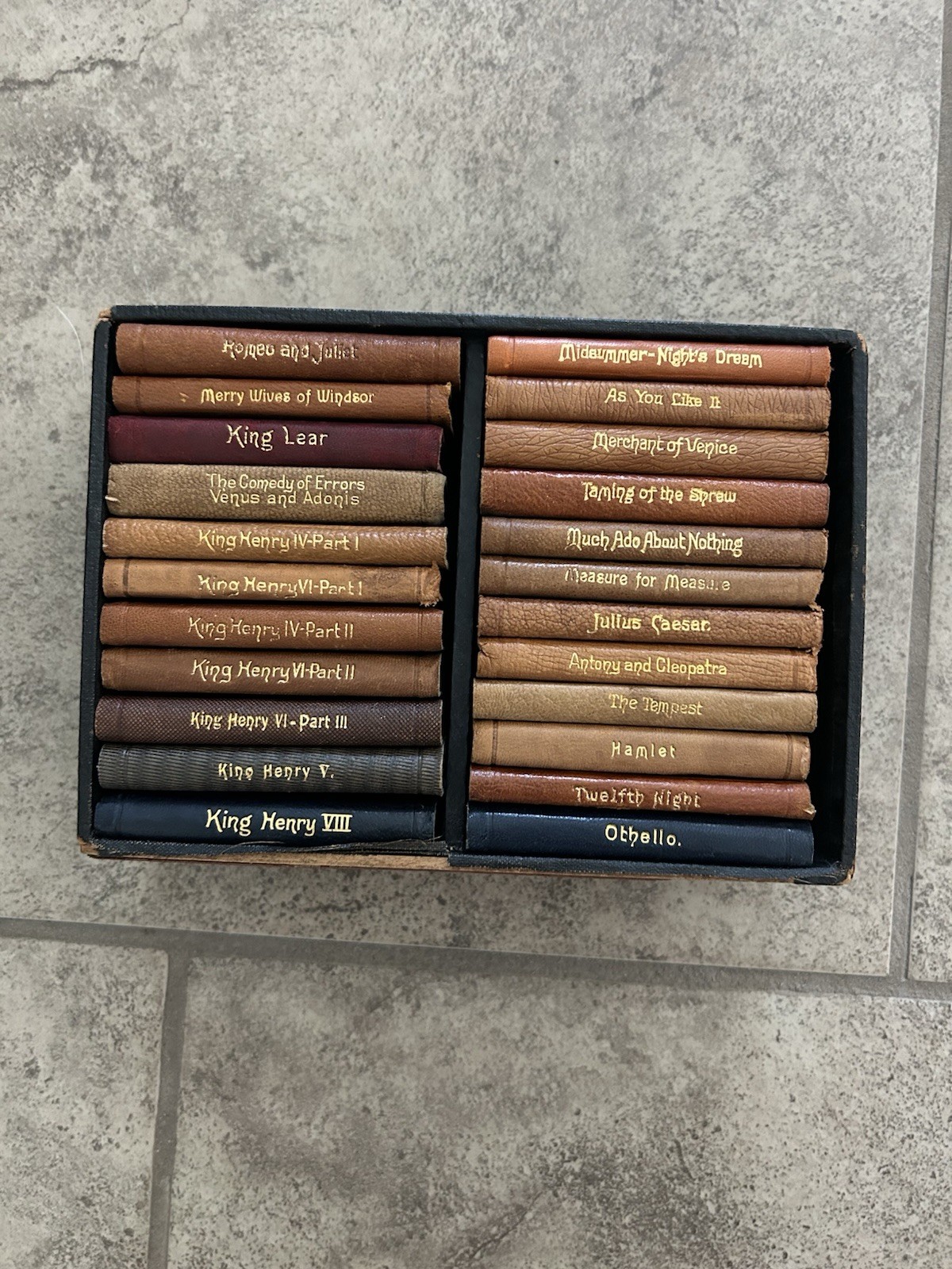 Antique 23 volume boxed set of miniature Shakespeare Books Knickerbocker Co. NY