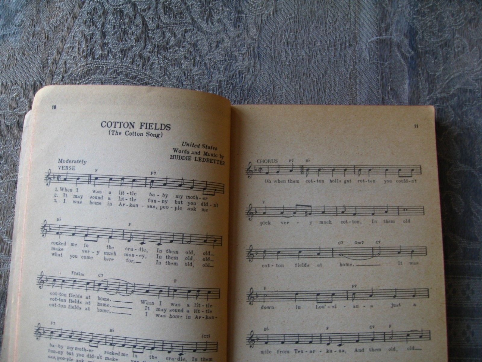 Herbert Haufrecht – Round the World Folksing. Over 140 Foreign Lyrics paperback