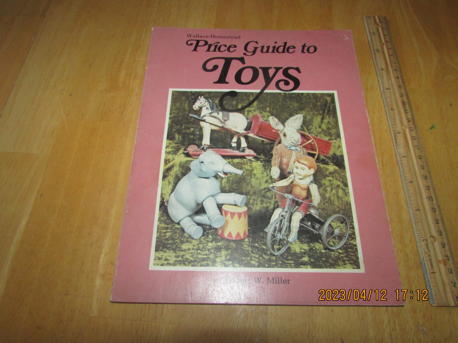 Wallace-Homestead Price Guide to Toys by Robert W. Miller (1975, Trade Paperback