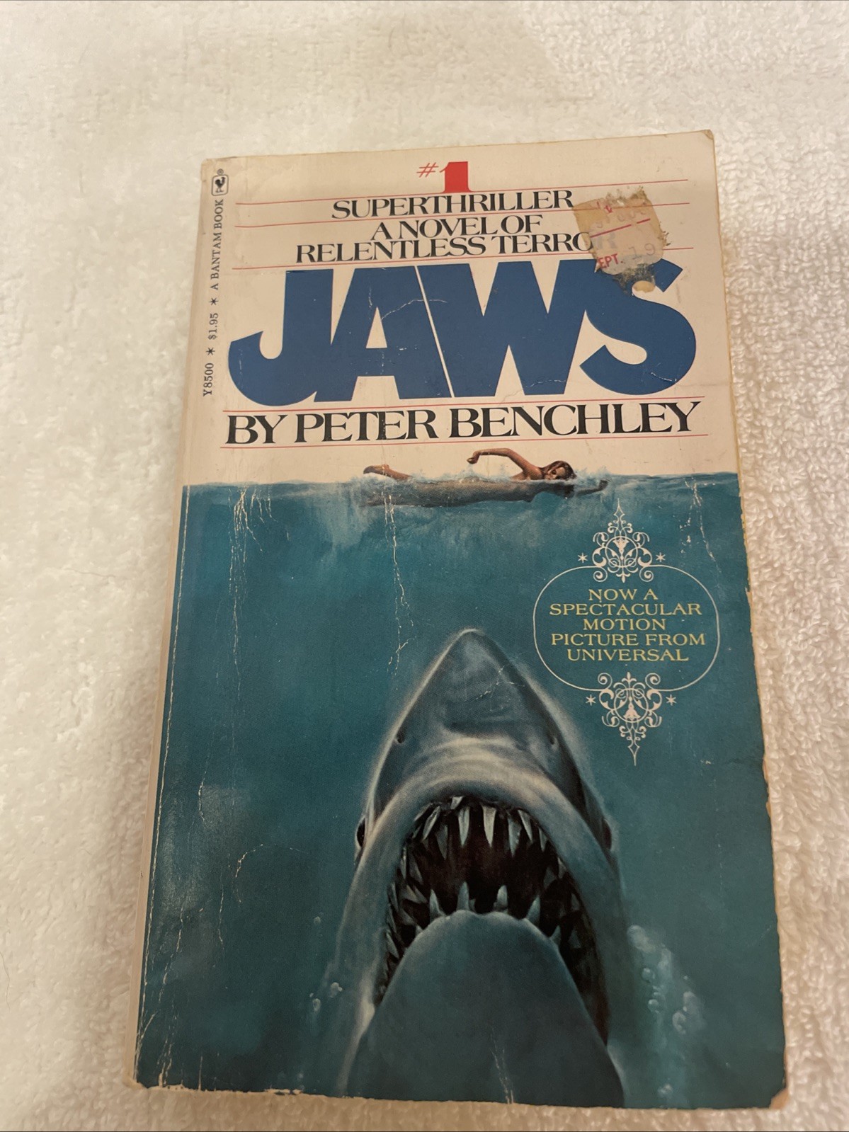 JAWS the novel by Peter Benchley, 1975 Paperback Bantam