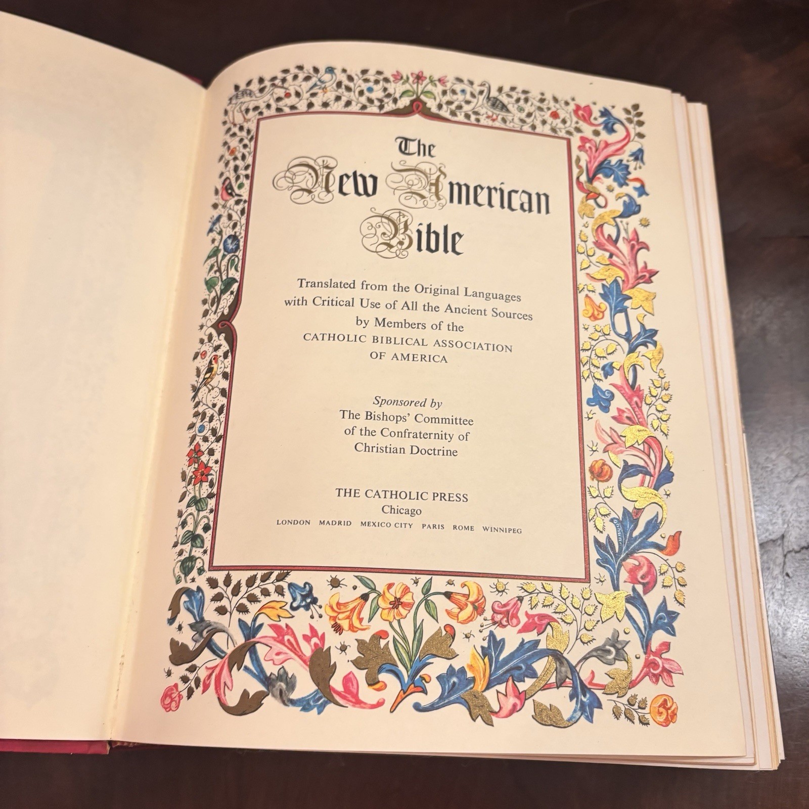 Vintage 1971 New American Bible Catholic Press Red Illustrated Large 10.5”x8.5”