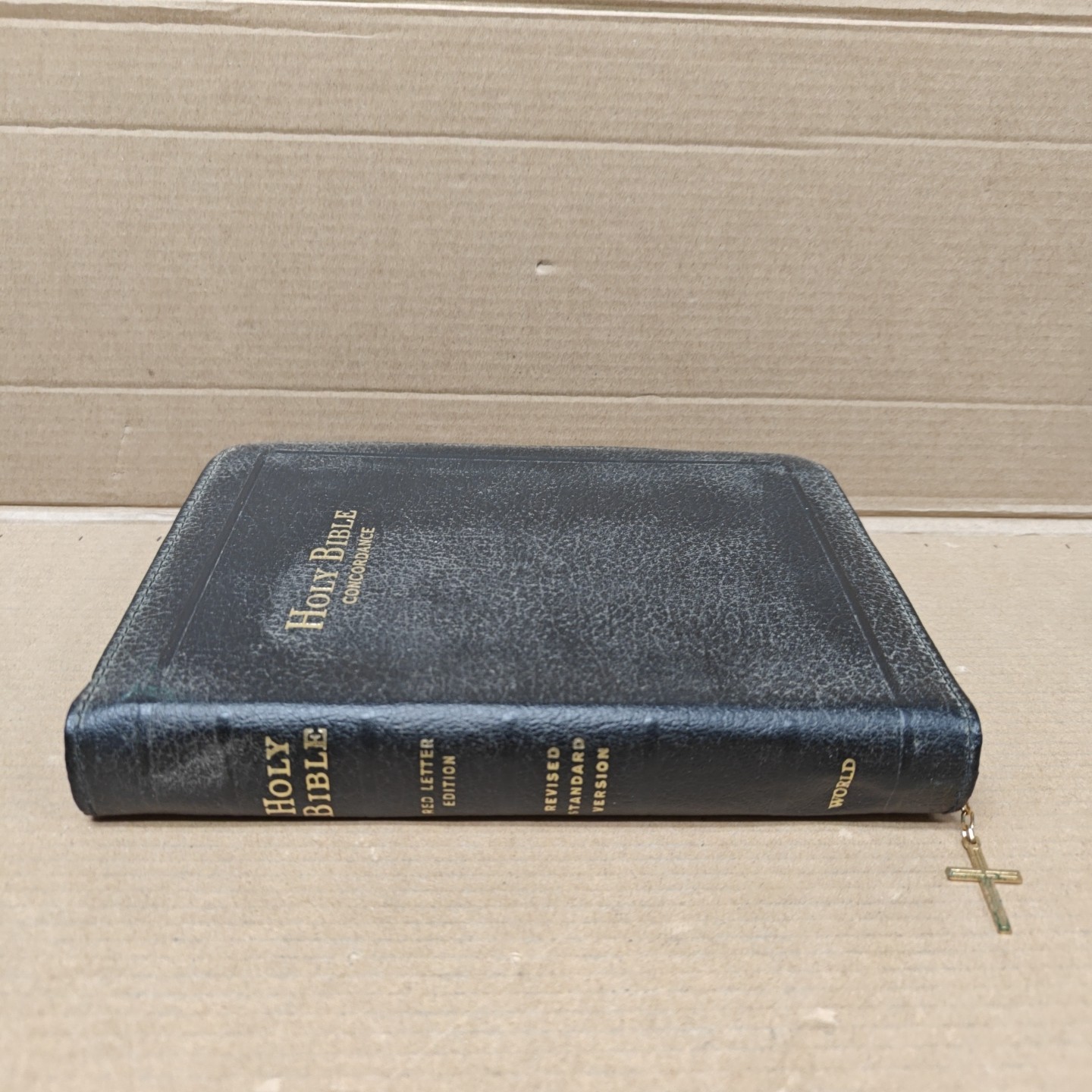 THE WORLD BIBLE RED LETTER HERITAGE REFERENCE BLACK IMITATION LEATHER