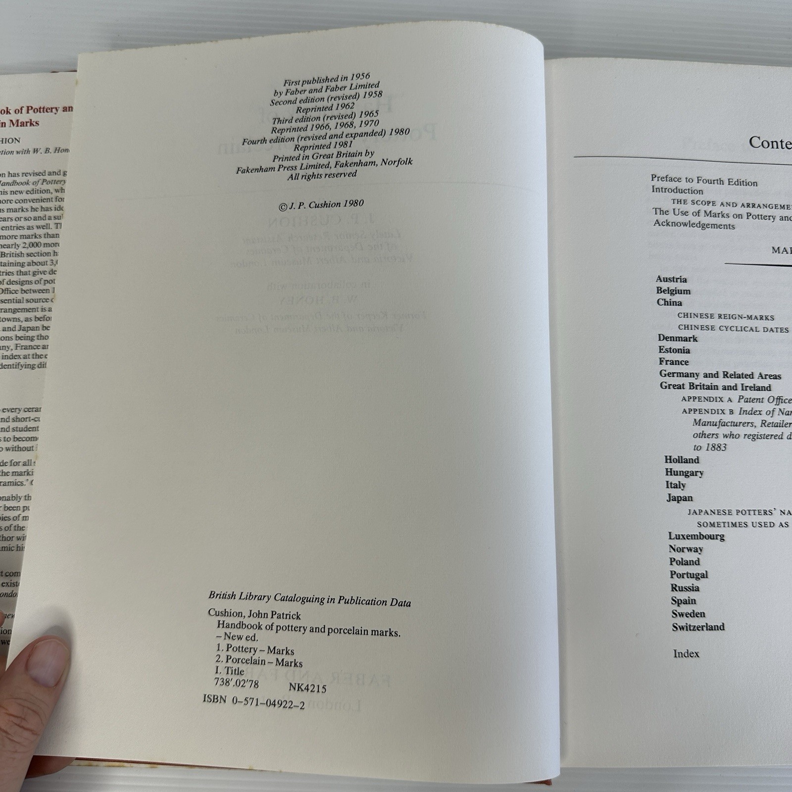 Handbook of Pottery and Porcelain Marks – Cushion, J. P. and W. B. Honey
