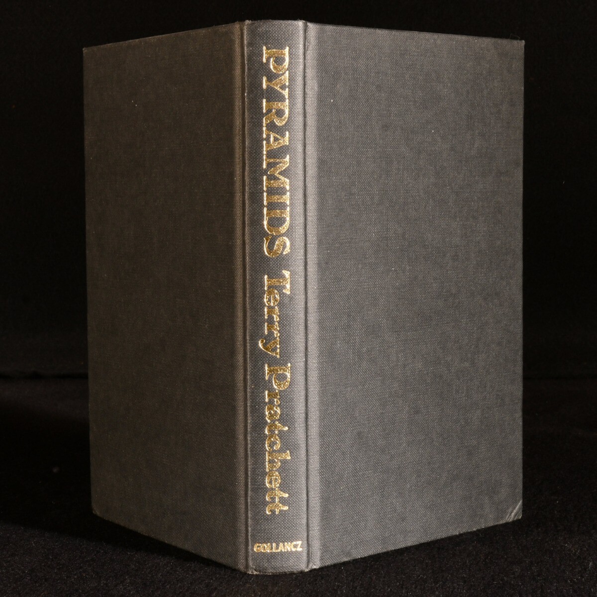1989 Pyramids Terry Pratchett First Edition Dust Wrapper Discworld