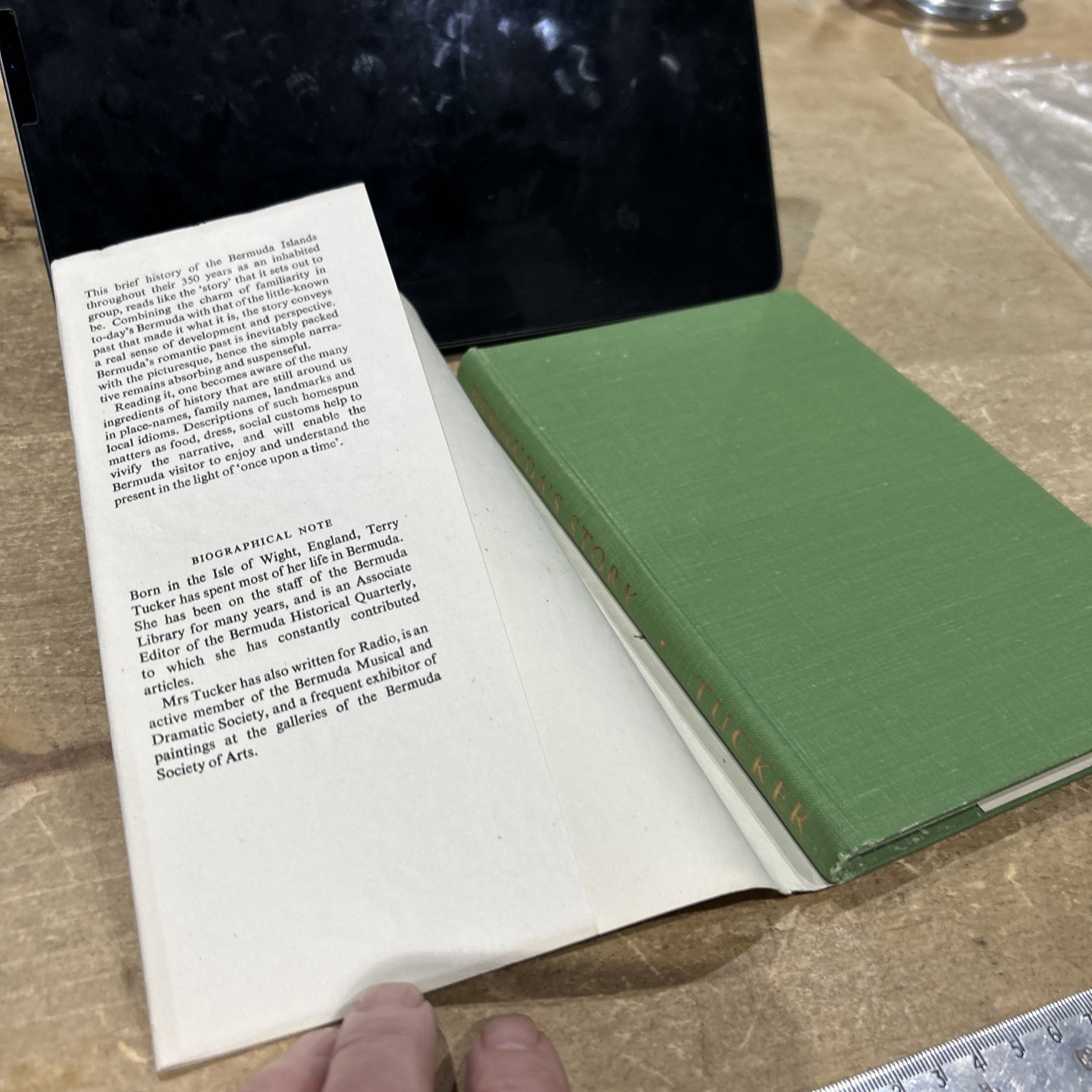 Bermuda’s Story Terry Tucker – 1962. 3rd Impression United Kingdom HC DJ
