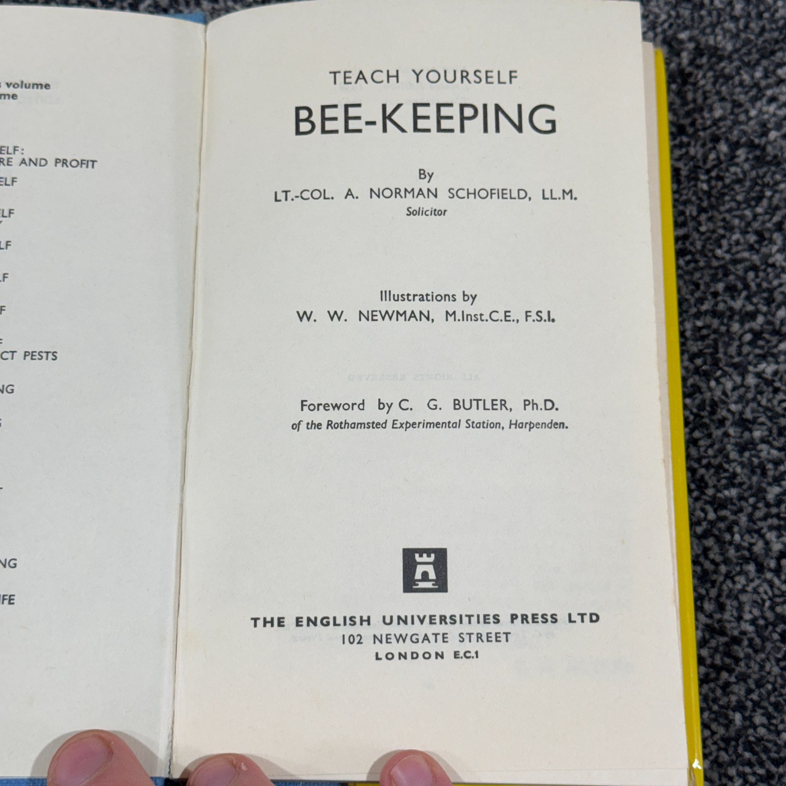 A. Norman Schofield – Teach Yourself Bee-Keeping – 1964 Hardback