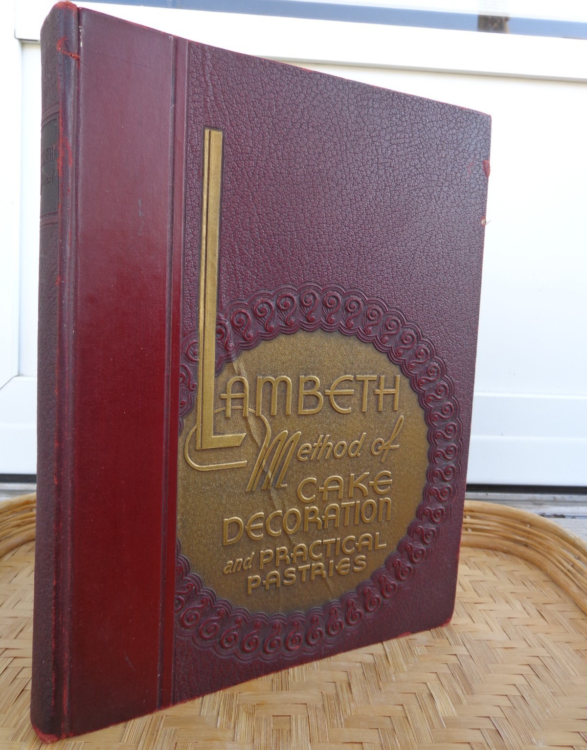 Lambeth Method of Cake Decorating and Practical Pastries 1960 3rd Print Staging