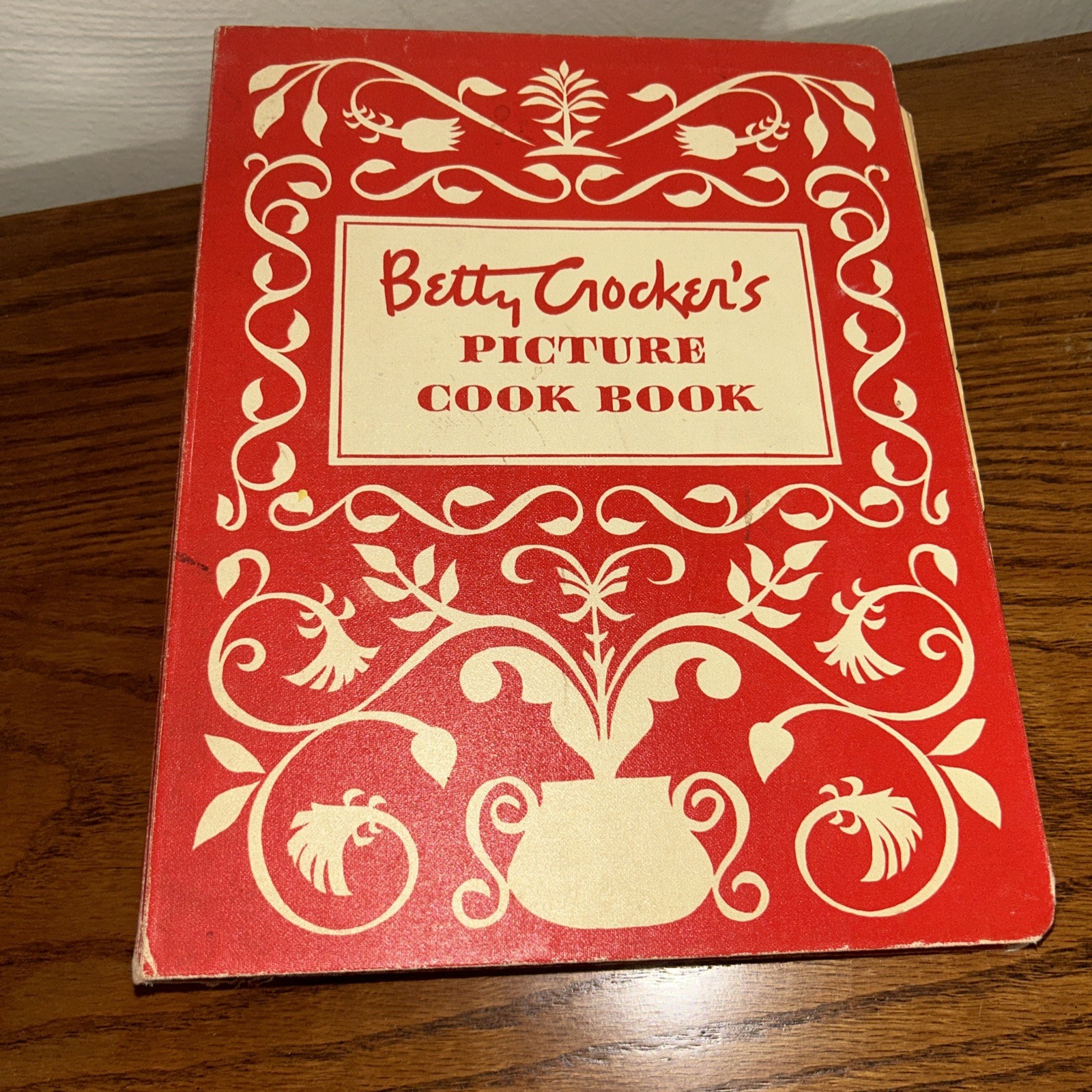 1950 Betty Crocker’s Pic.Cook Book FIRST EDITION Red Scroll Cover General Mills
